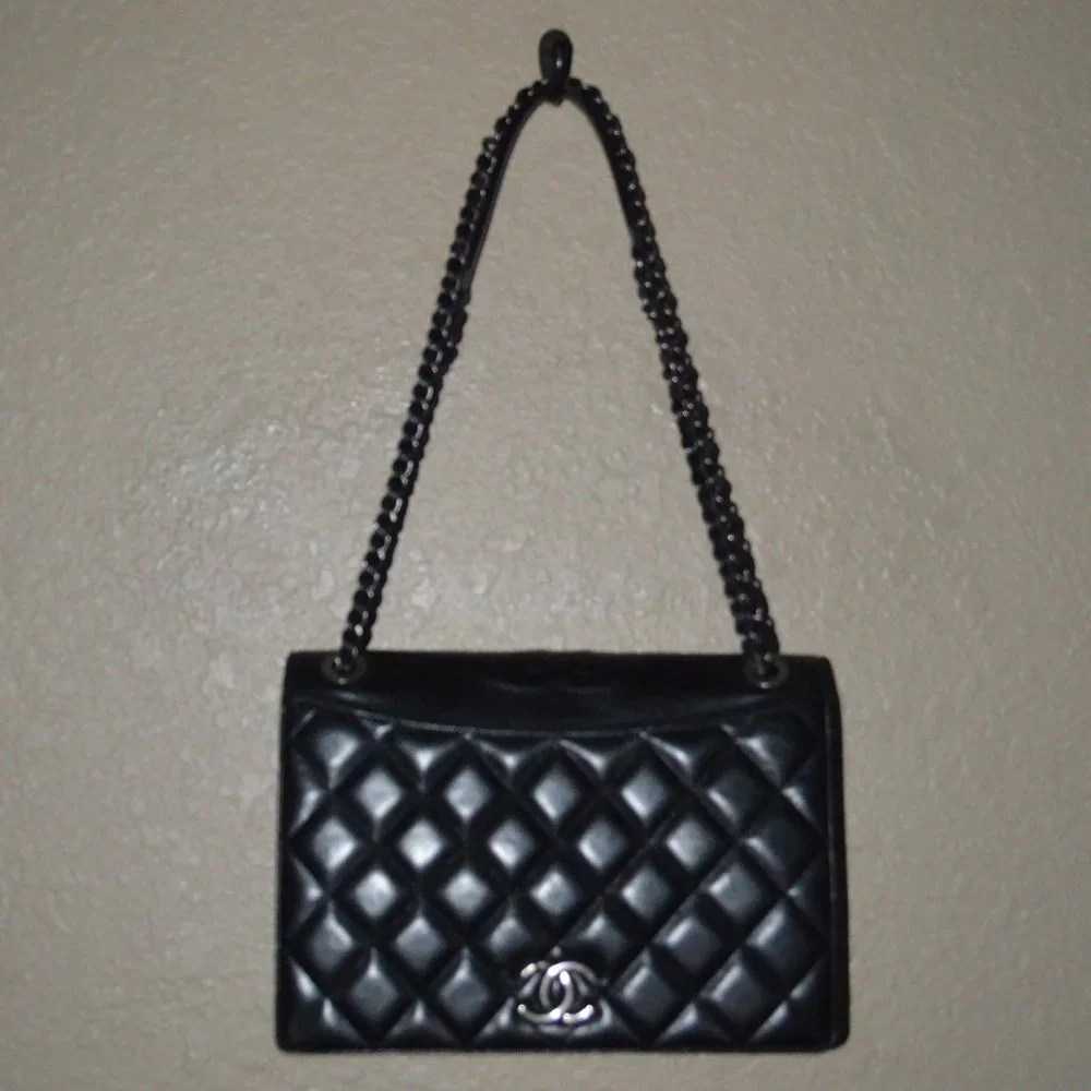 Chanel Black Quilted Leather Silver CC Hardware Shoulder Chain Strap Han…